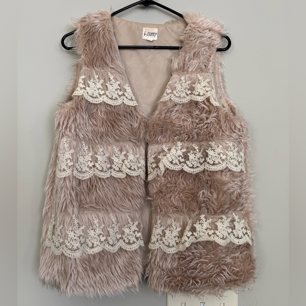 Faux Fur Lace Trim Vest in Blush